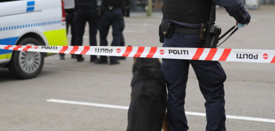 Politiet afspærrer område: Man skal søge væk fra udslip