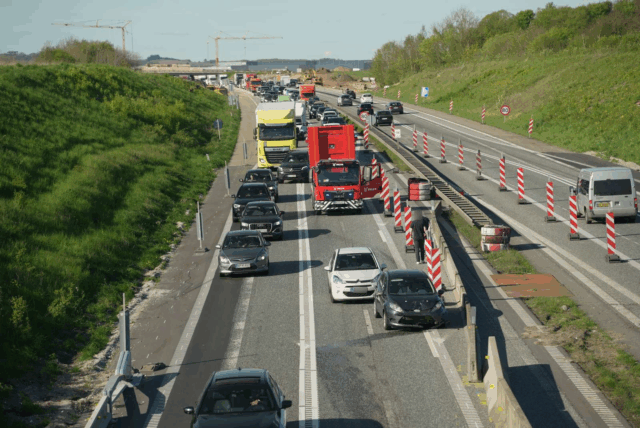Lang kø: Spor spærret på motorvej efter uheld