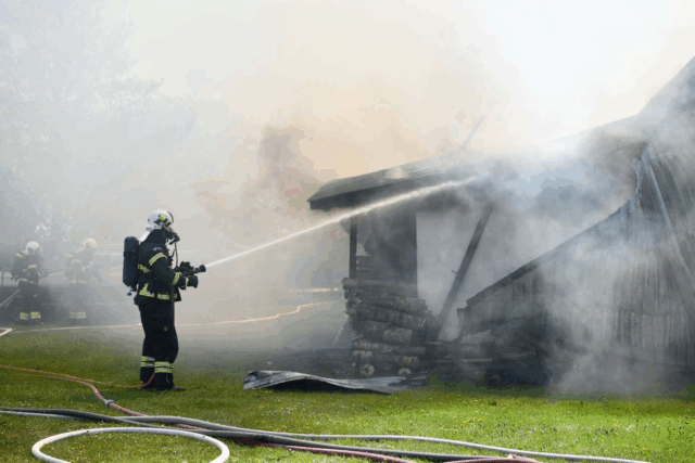 Taget styrter sammen under voldsom brand