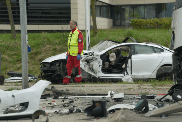 Voldsom dødsulykke: Tesla med fire børn rammer lastbil