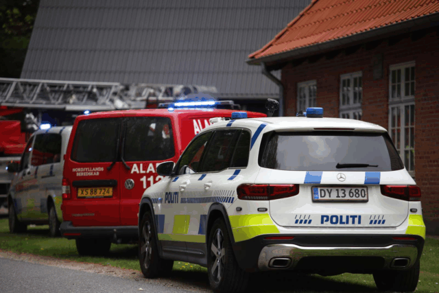 Dramatiske scener på privat adresse: Udrykningskøretøjer vrimler til