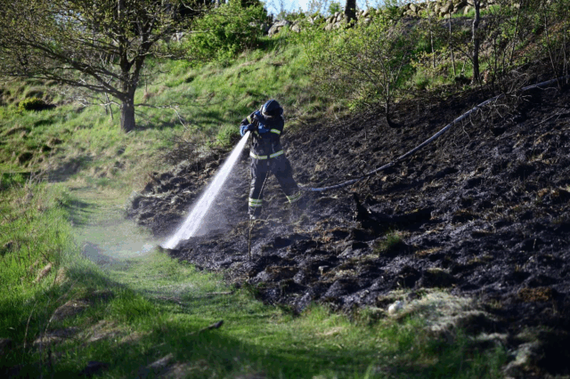 Drenge starter brand ved kirke: Beredskab kæmper for at stoppe spredning
