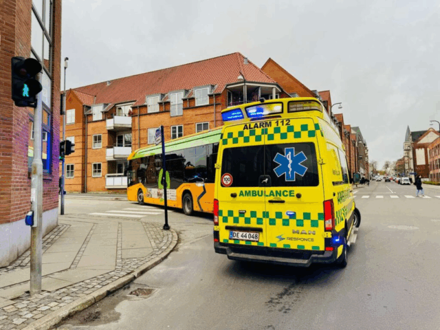 ‘Hun var i min blinde vinkel’: Ældre kvinde påkørt af bus