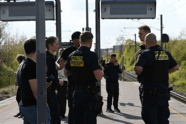 Skader i ansigtet: Politibetjent angrebet på station