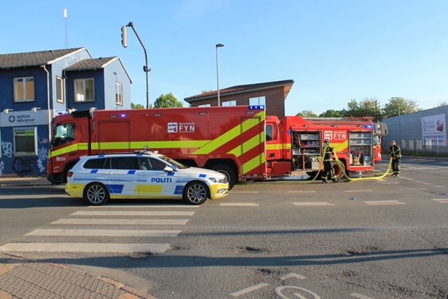 Hastig udrykning til industribrand: – Flammer fra lager