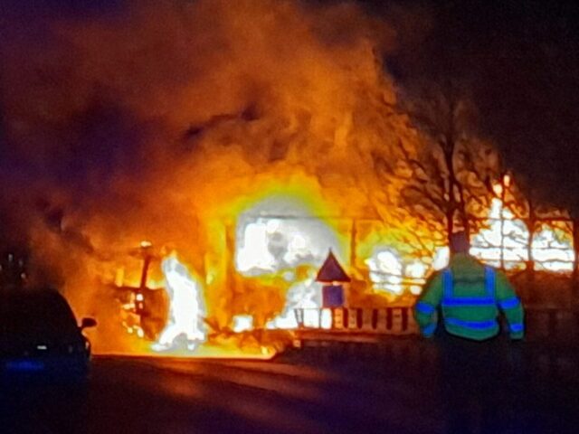 Stor brand i lastbil lammer trafik på Vestegnen: ‘Alle spor spærret’