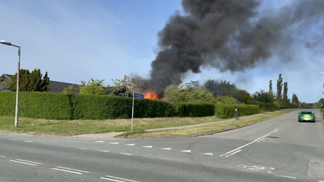 Kæmpe flammer hærger i Frederikssund
