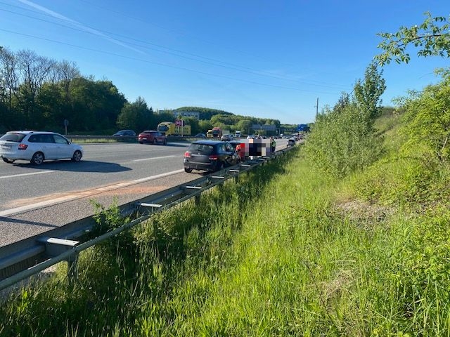 To biler kolliderer på motorvejen