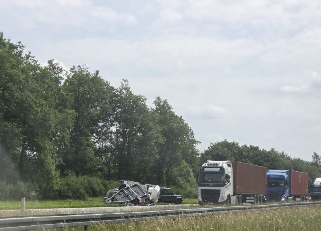 Campingvogn og bil i uheld på motorvej