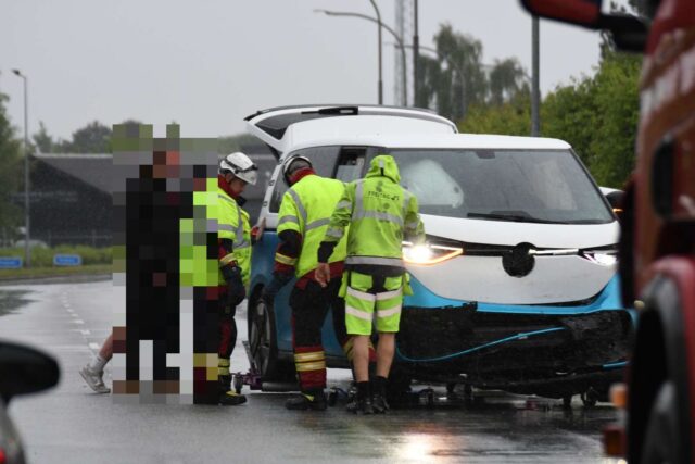 Bil ender i hæk efter grimt uheld