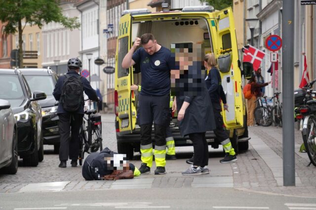 Ambulance ankommet: Cyklist sendt i jorden