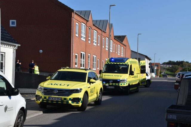 Blå blink spærrer vej: Person hastet på hospitalet