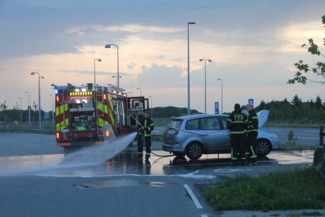 Bilbrand på parkeringsplads
