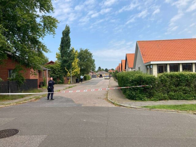 Politiet afspærrer villavej i stor aktion