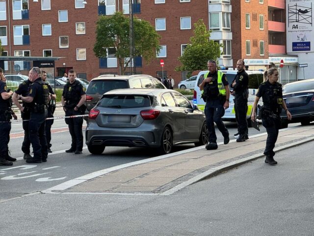 Politiet afspærrer ved biler: Mange patruljer til stede