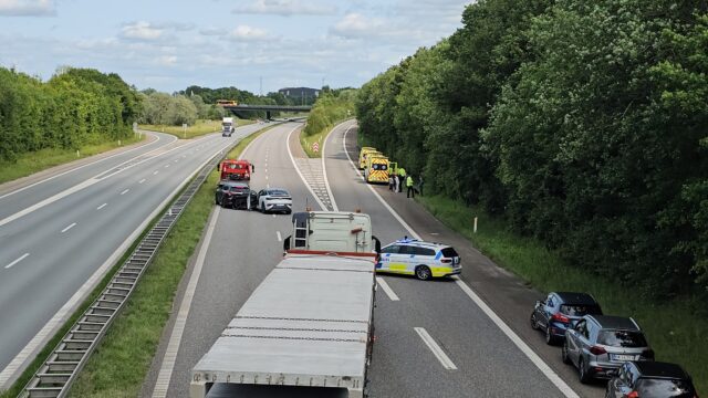Lægehelikopter og ambulancer spærrer frakørsel på motorvej