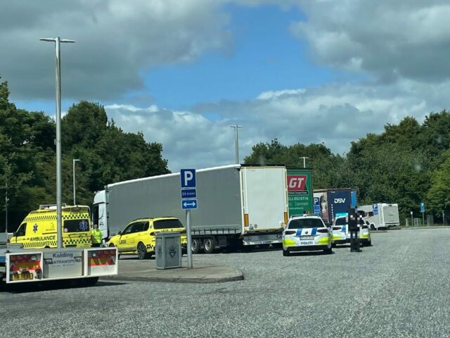 Lastbilchauffør fundet død på rasteplads: “Han har taget sit eget liv”