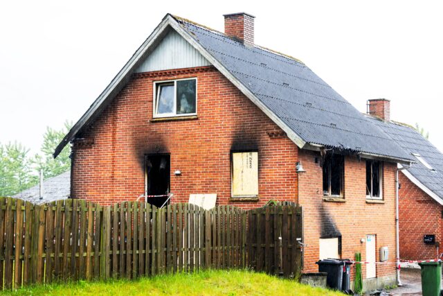 Nabo slår alarm under kæmpe brand i hus