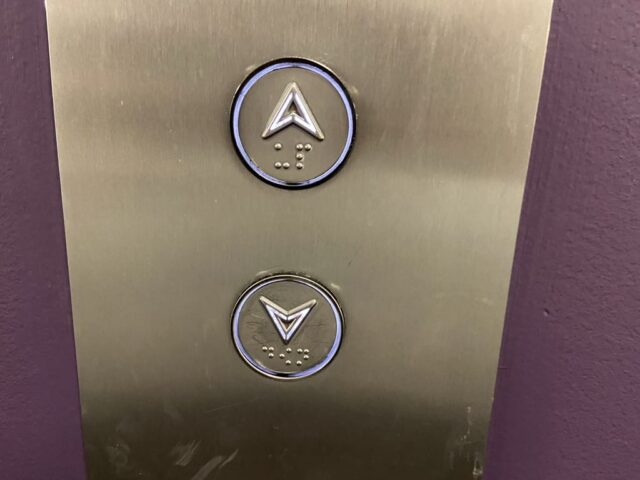 Er der et hemmeligt elevator-trick, der får den til at komme hurtigt?