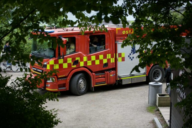 ‘Fastklemt’: Stor udrykning til strand