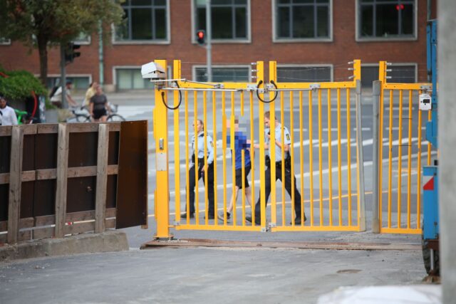 Borgere slår alarm: Ung mand kravler op i høj kran