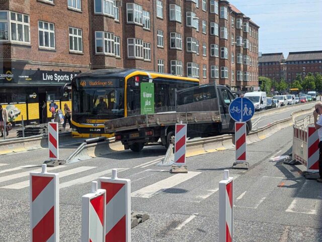 Chauffør sidder fast i trafikeret kryds