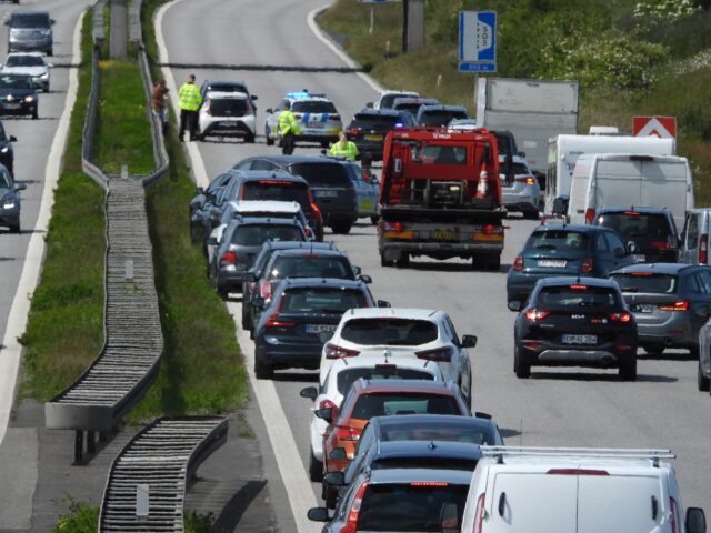 Kilometerlang kø på motorvej: Trafikken står stille