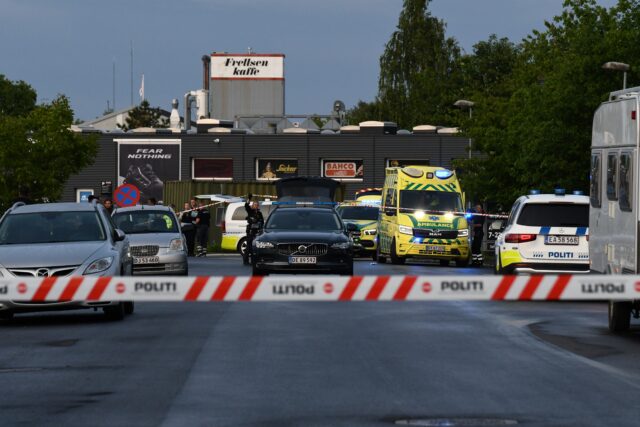 Stukket adskillige gange: Knivoffer hastet med politieskorte