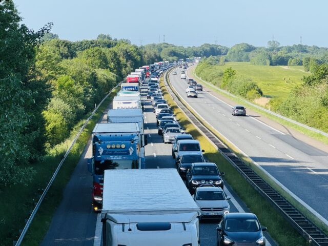 Spærret spor på motorvej giver lang kø
