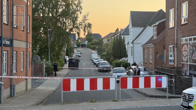Politiet afspærrer vej: “De er oppe i en lejlighed”