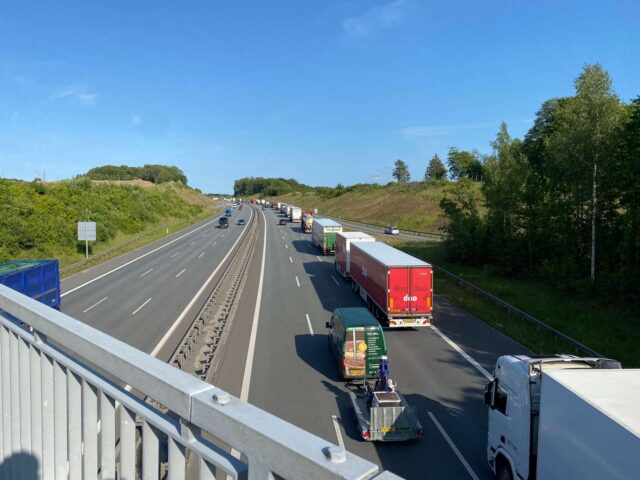 Uheld skabte kø på motorvej