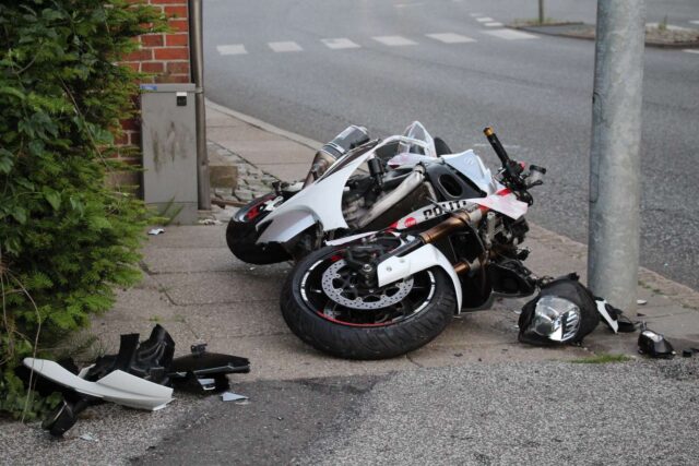 Motorcykel involveret: Ligger smadret på fortovet