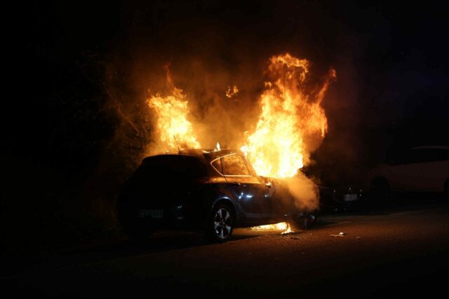 Endnu en bil i store flammer i boligkvarter: Politi undersøger