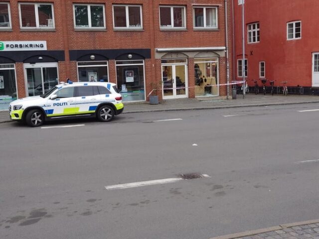 Mystik i natten: Rude smadret i barbersalon – politiet afspærrer