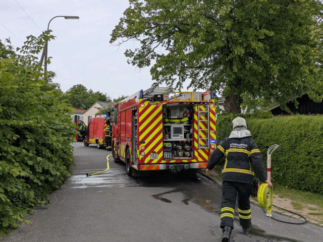 Beredskabet talstærkt til stede på villavej