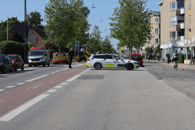 Kraftig brand i hus spærrer trafikeret vej
