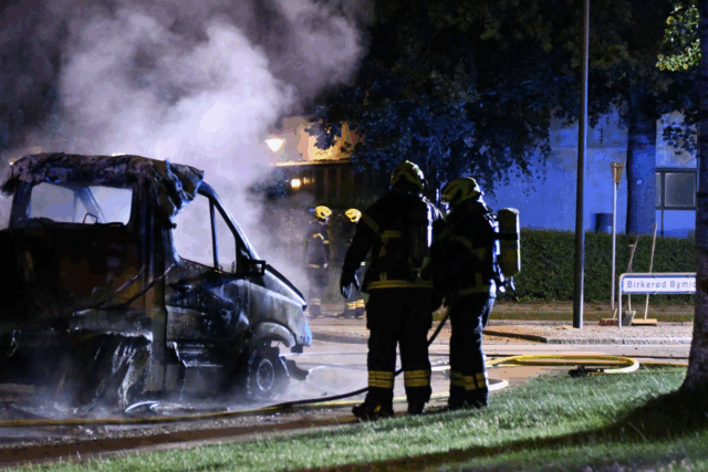 Varevogn i brand: Flammer og røg i villakvarter