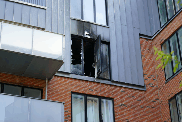Røgdykkere rykker ind i lejligheder