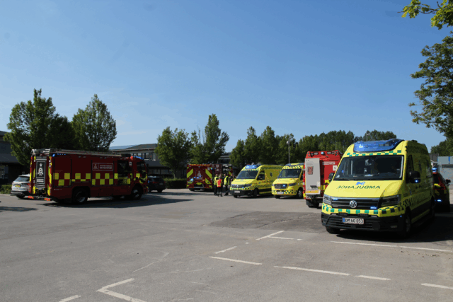 Minimum tre ambulancer til stede: ‘Person overdraget til akutberedskabet’
