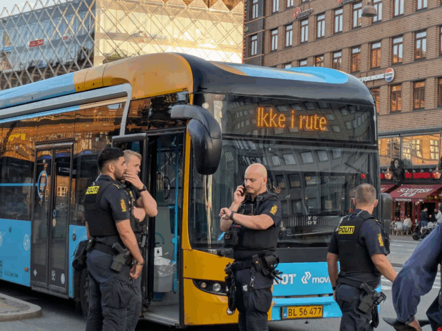 Politiet stopper bus på trafikeret vej