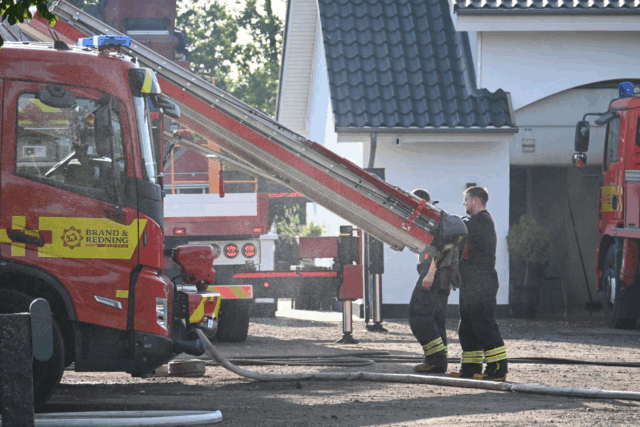 Massiv gårdbrand: “Vi har fjernet en masse trykflasker”