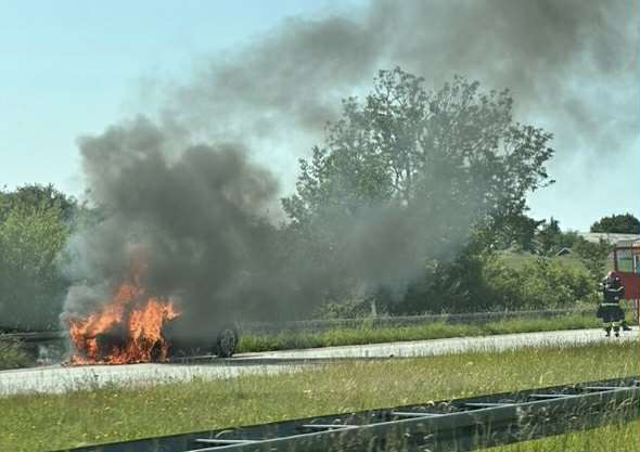 Voldsom bilbrand spærrer motorvej