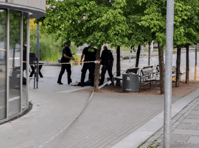 Voldsomt knivopgør på åben gade