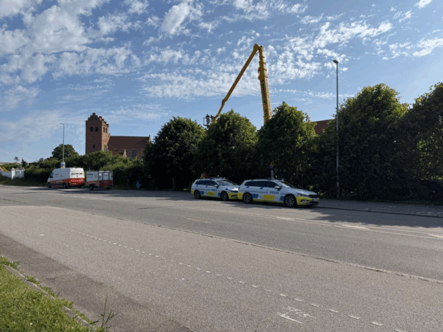 Flere patruljer og kran til stede ved brandskadet bygning