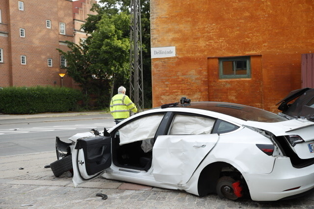 Over 200 kilometer i timen: Tesla brager afsted med politiet i hælene