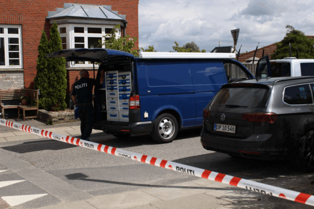 Drenge lokker homoseksuel i baghold og tramper ham i hovedet