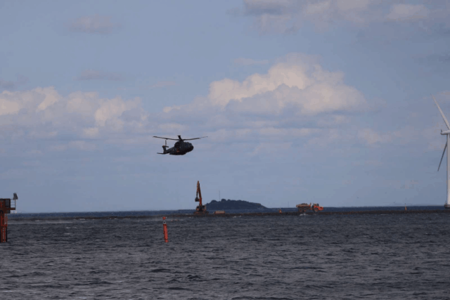 Helikopter i luften: Jolle med fem personer kæntret