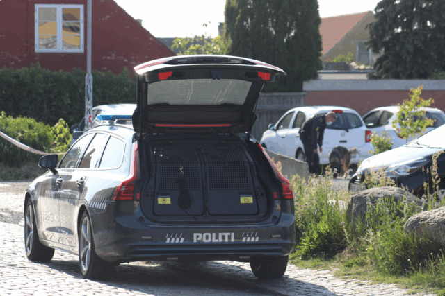 LIGE NU: Hundepatrulje i aktion i afspærret område