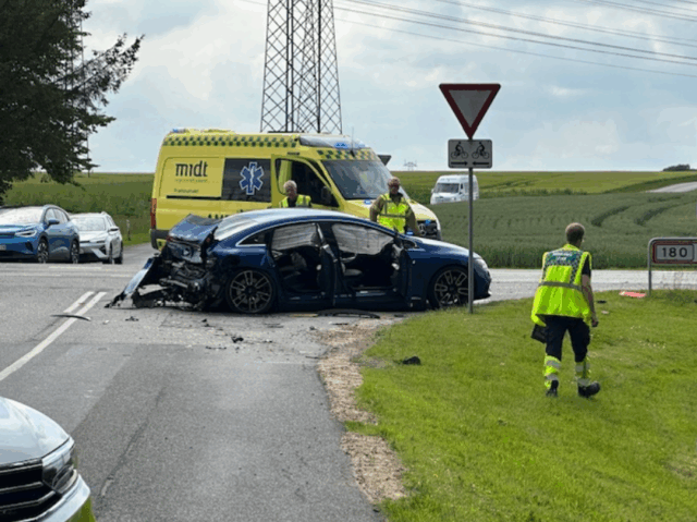 ‘Begge retninger er spærret’: Tre biler involveret i stort uheld