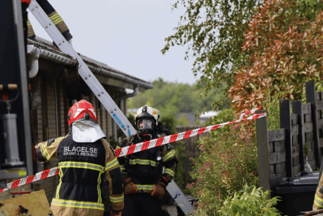 Brand & Redning afspærrer under bekæmpelse af brand